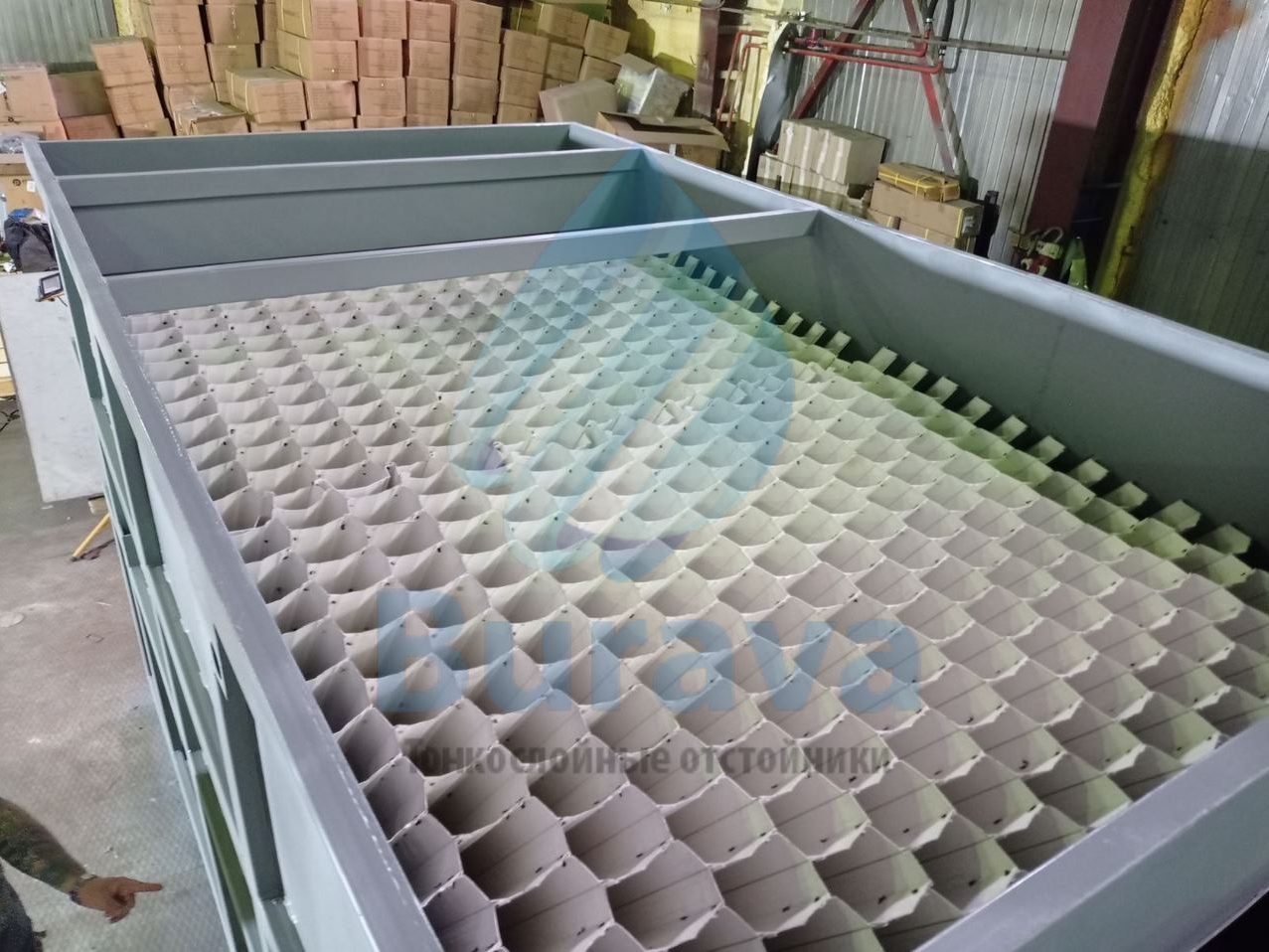 Число Re не более 500 Высота отстаивания в тонкослойных отстойниках от 0 15 0 5м когда в обычных 3 3 5м Тонкослойные отстойники делятся на 1 прямоточные